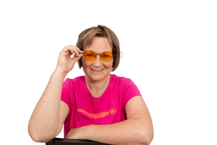 Eine Rasterbrille mit blauem Rand wird vor das Gesicht gehalten von Annett Panterodt