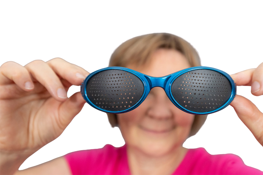 Eine Rasterbrille wird vor die Augen gehalten