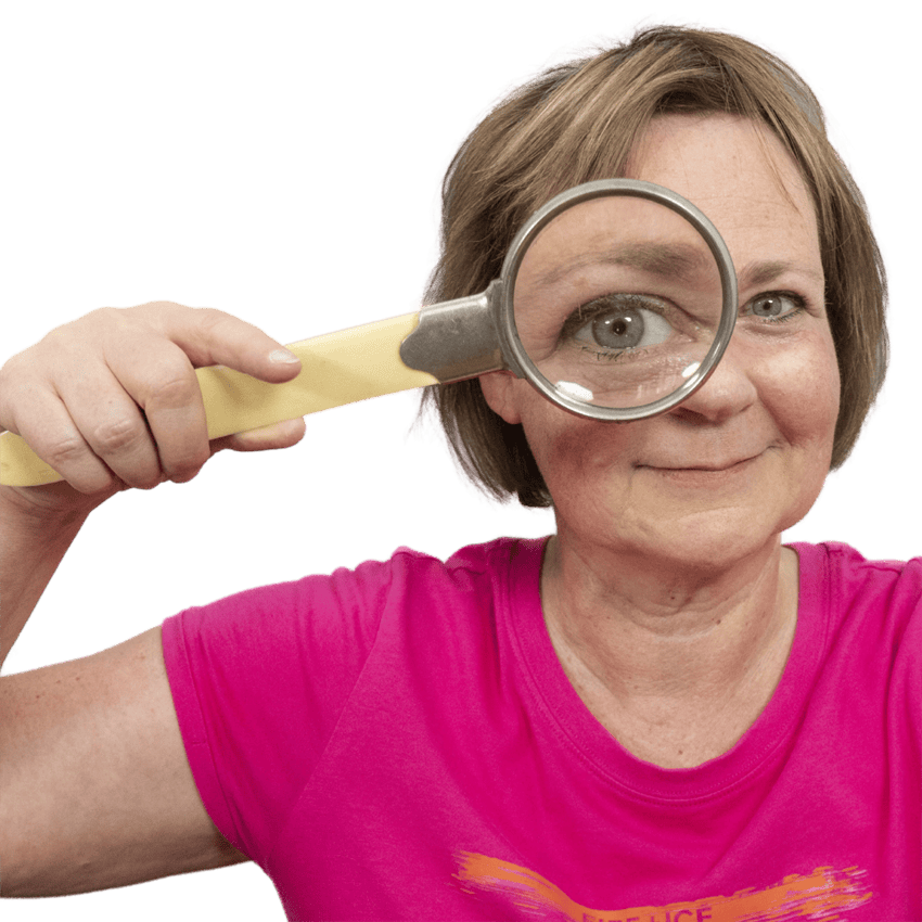 Annett haelt eine Lupe vor das rechte Auge