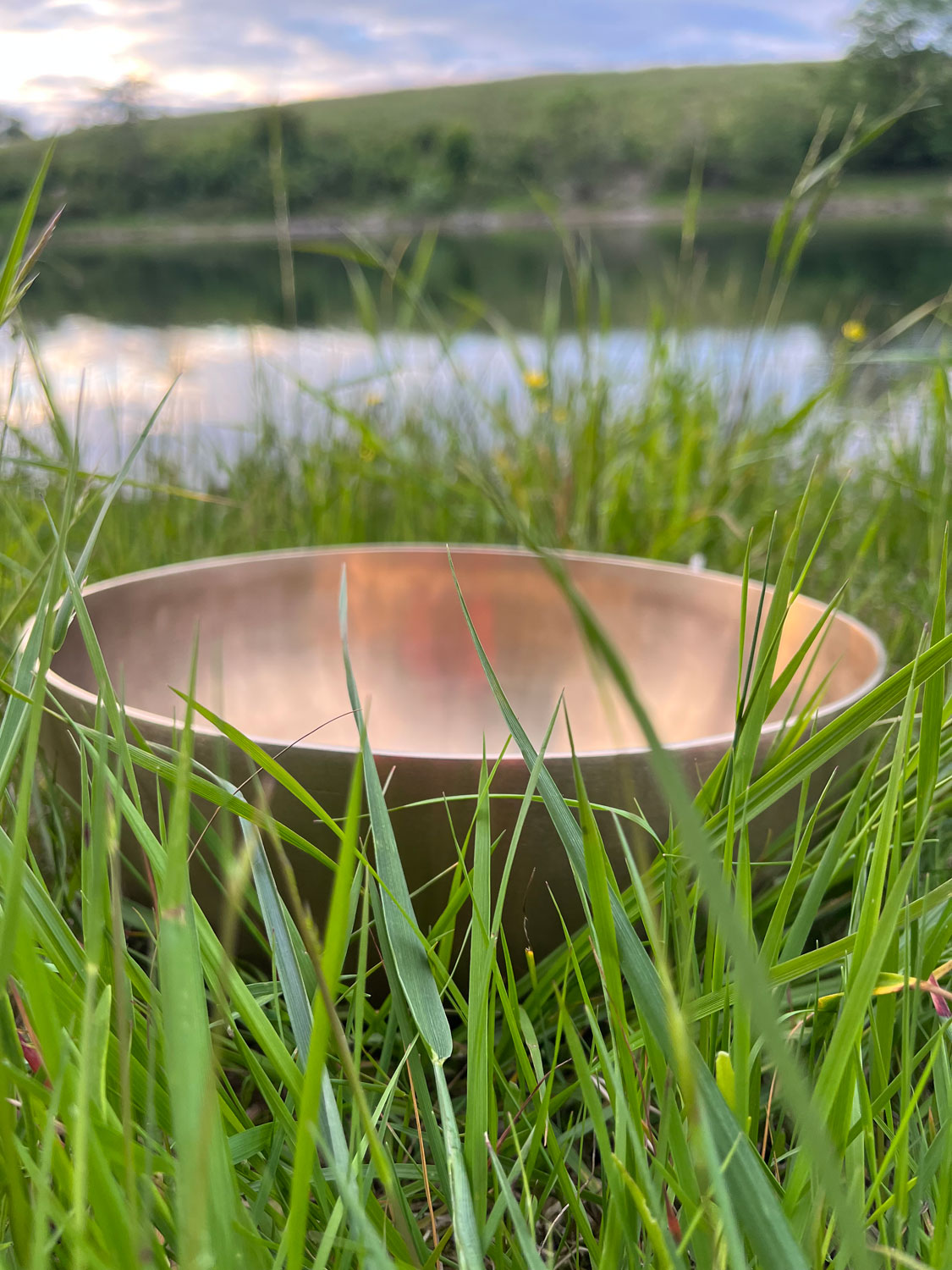 Klangschale steht im Gras
