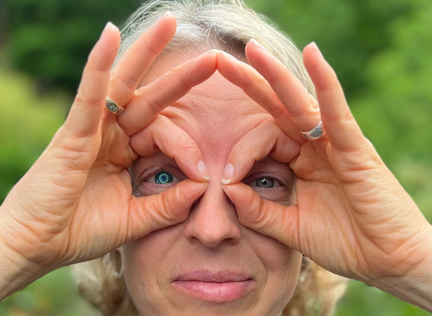 Eine Frau hält Fingerringe vor die Augen