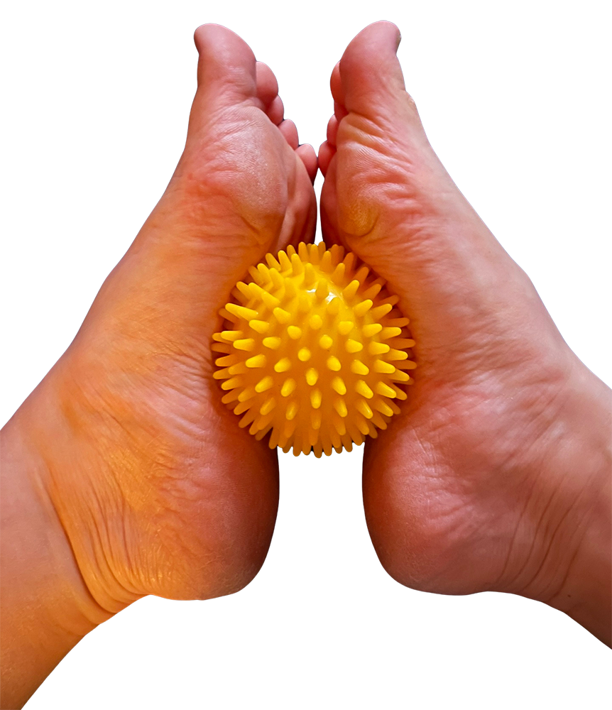 Fussreflexzonenmassage mit gelbem Igelball