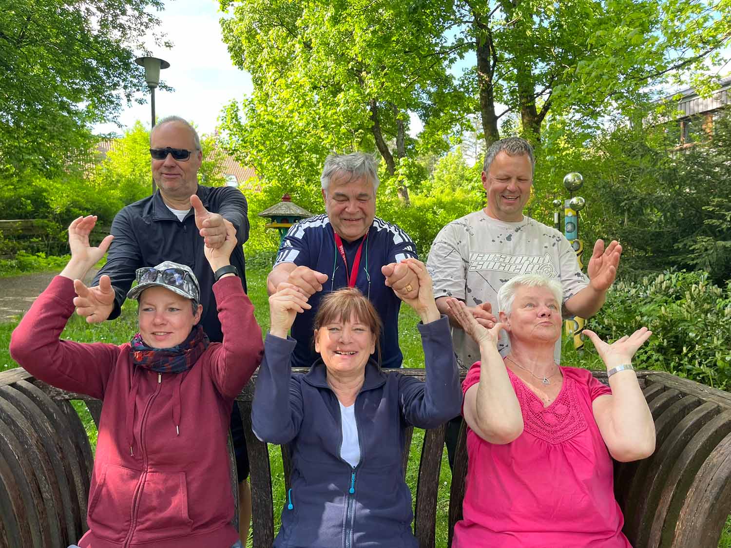 Paarweise macht eine Gruppe Handfangspiele zum Übern der Peripheriesicht